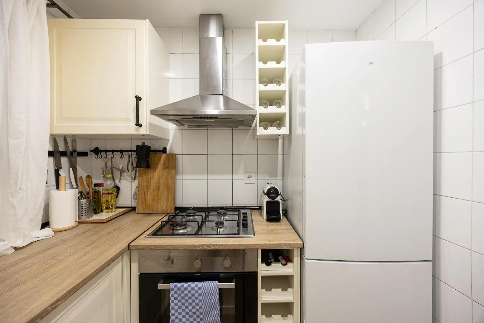 Vintage 3 Bdr Apartment Esplugues de Llobregat 0*,  Spain