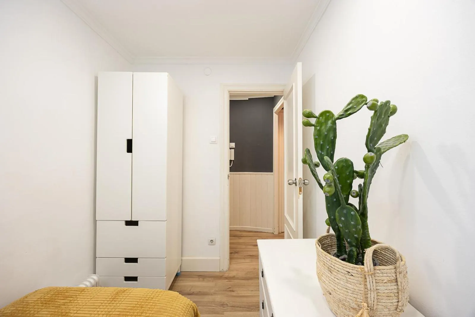 Vintage 3 Bdr Apartment Esplugues de Llobregat 0*,  Spain